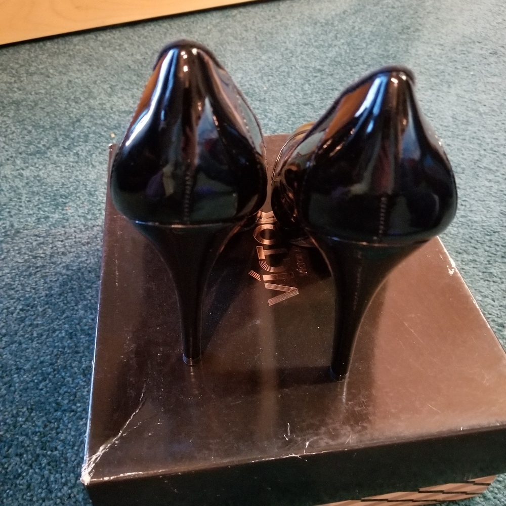 Victor Alfaro Clairette Black Patent Pumps - Picture 3 of 9